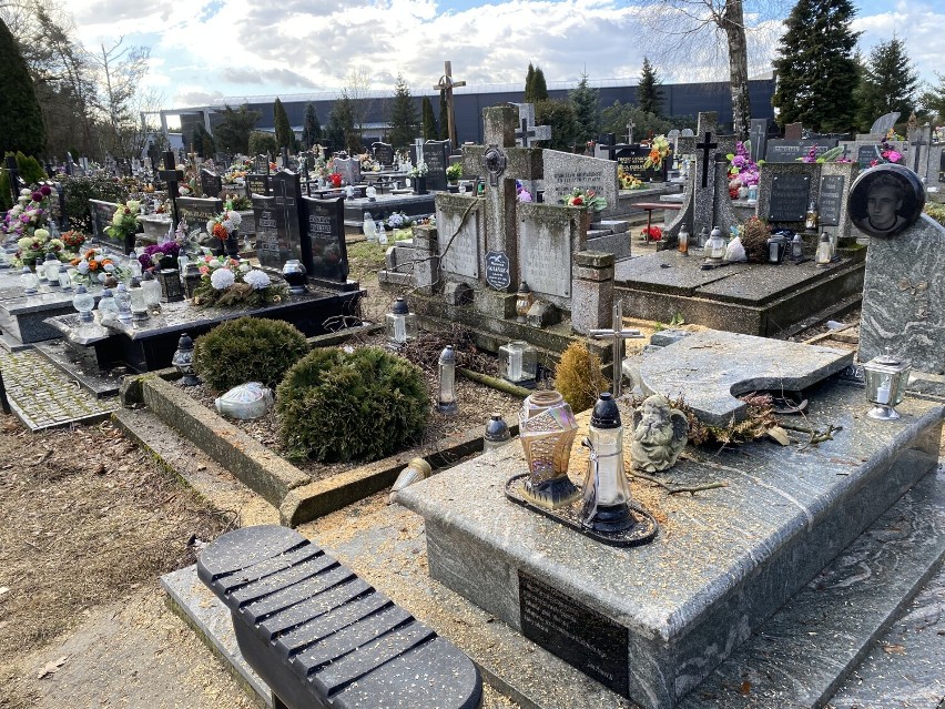 Uszkodzone nagrobki na cmentarzu w Chojnem