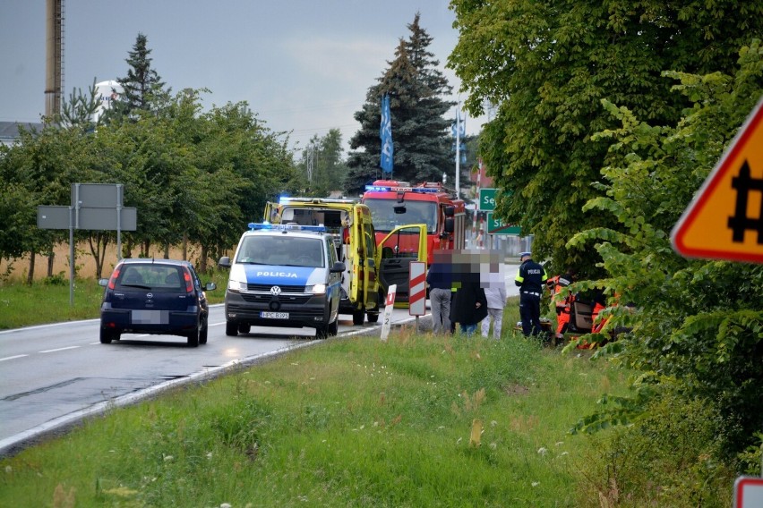 Wypadek przed Sępólnem na drodze krajowej nr 25. Audi uderzyło w drzewo [zdjęcia]