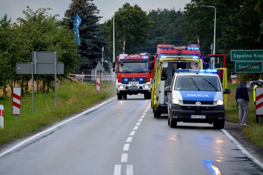 Wypadek przed Sępólnem na drodze krajowej nr 25. Audi uderzyło w drzewo [zdjęcia]