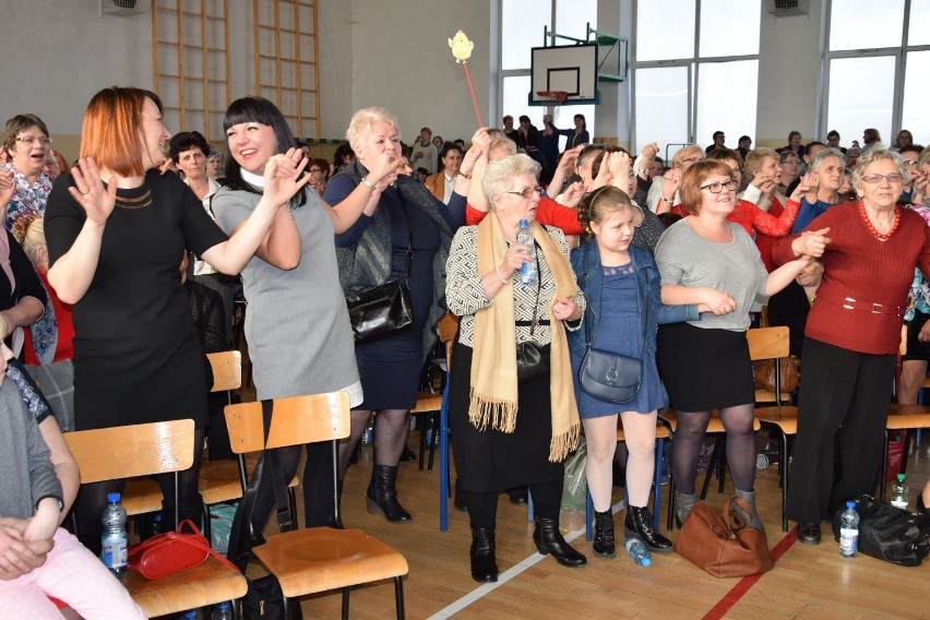 Na korytarzach gościnnego ZS nr 1 na mieszkanki gminy...