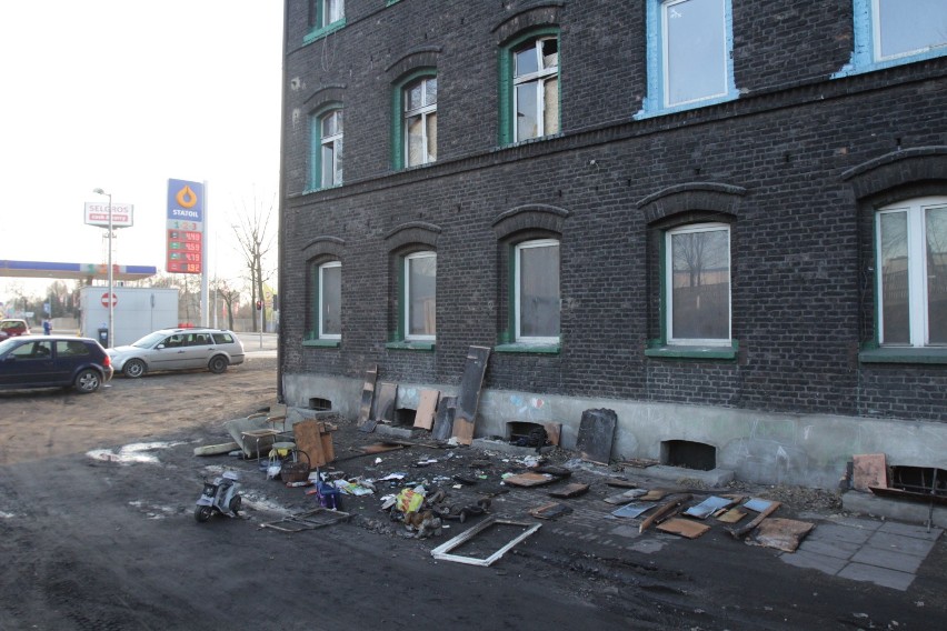 Pożar w Katowicach. Trzy ofiary śmiertelne, wśród nich dziecko. Spłonęło mieszkanie przy ul. Lwowskiej ZDJĘCIA