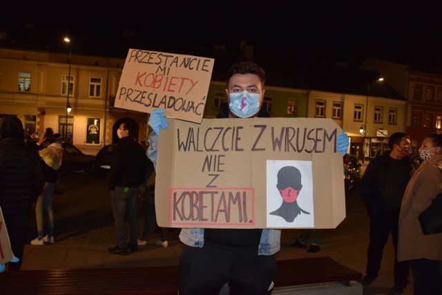 Strajk kobiet. Pod takimi hasłami idą protestujący w Zduńskiej Woli i Łasku