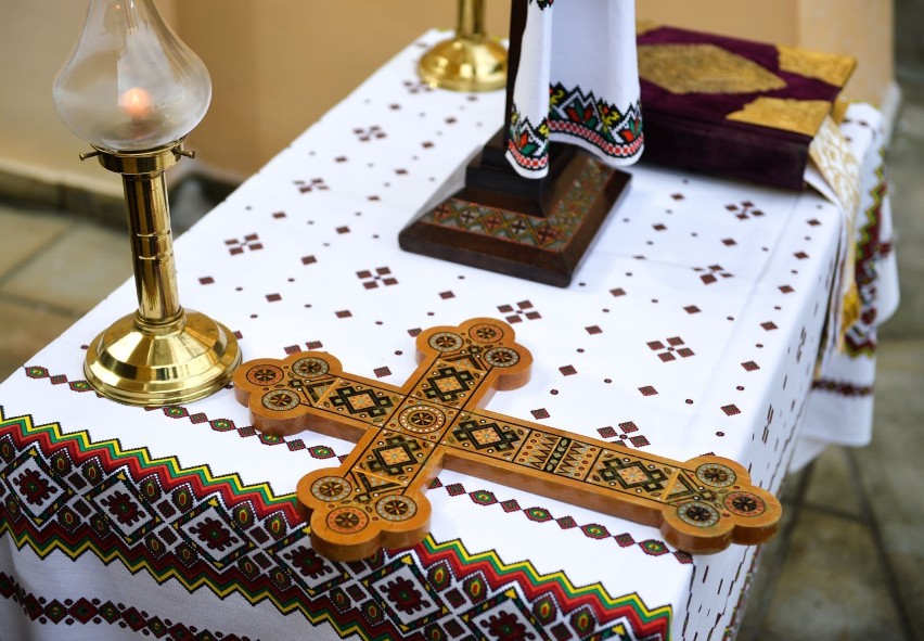 Święto Jordanu 2022 w Przemyślu. Duchowni błogosławili wodę trójramiennymi świecznikami oraz trzykrotnie zanurzali w niej krzyż [ZDJĘCIA]