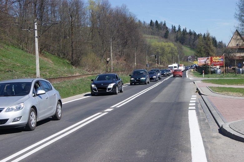 Podhale: Tysiące turystów jadą do Zakopanego. Na wjeździe do miasta tworzą się korki [FOTO]