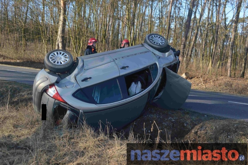 Wypadek w Wieńcu Zalesie. Zderzenie dwóch samochodów, citroen dachował [WIDEO]