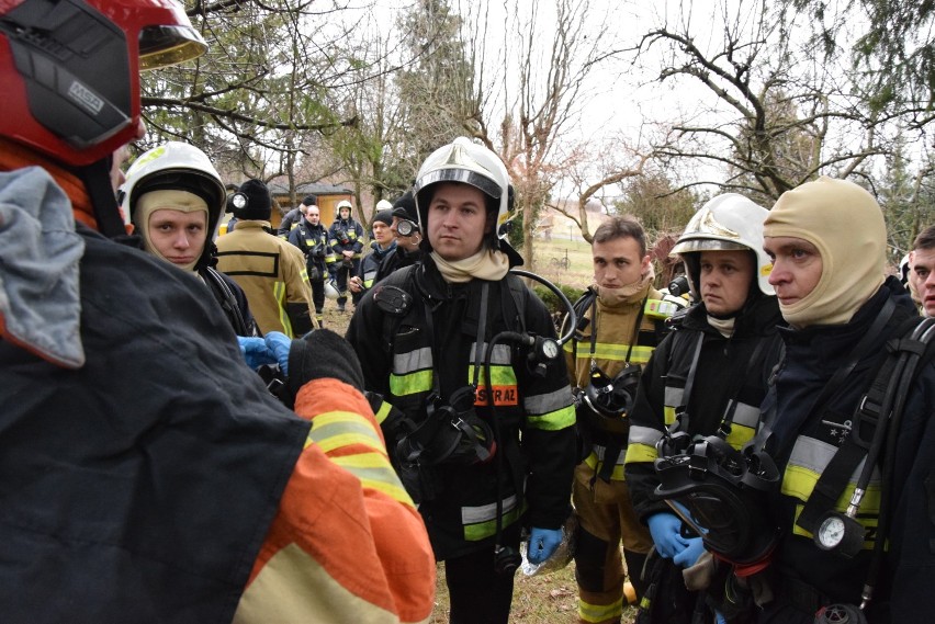 Strażacy podpalili dom jednorodzinny w Węgierskiej Górce, a później ugasili pożar [ZDJĘCIA]