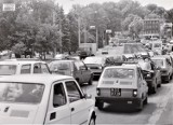 Jakie pojazdy jeździły po bydgoskich ulicach trzy dekady temu? "Maluchy", "syrenki", wozy konne...  [zdjęcia]