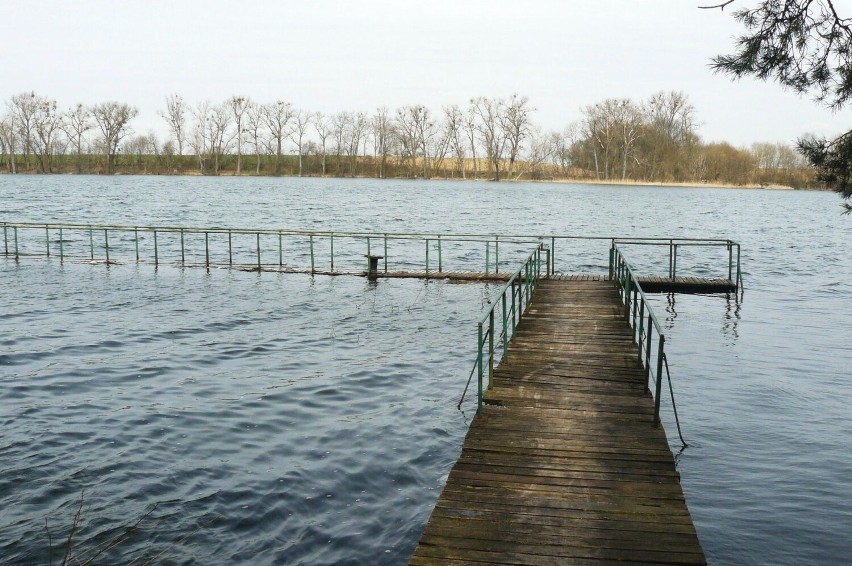 Jezioro Lusowskie leży około 5 km na zachód od granic...