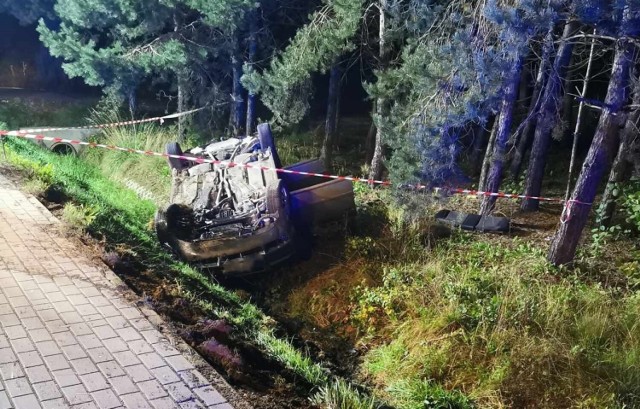 Rozbity samochód marki Audi A4 znajdował się poza drogą. Leżał przewrócony na dachu przy wjeździe do Tuchowa