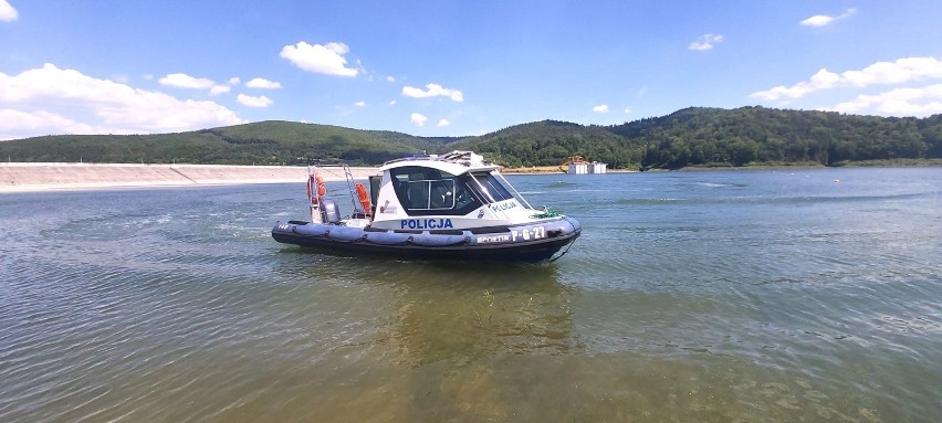 Policja patroluje wody i brzegi Jeziora Mucharskiego....