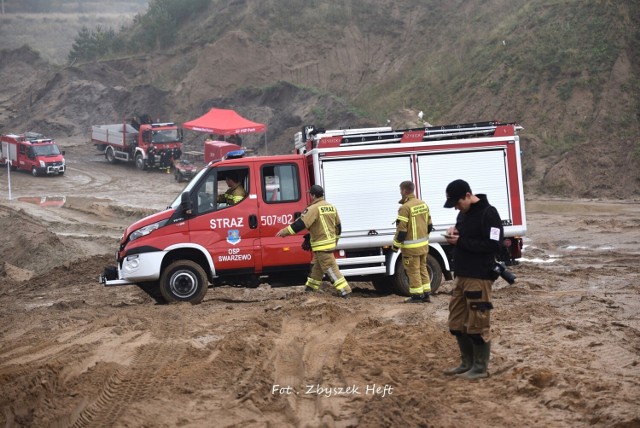 W żwirowni w Sulicicach (gmina Krokowa) kierowcy - strażacy mieli okazji sprawdzić i podszkolić swoje umiejętności w ekstremalnych warunkach terenowych