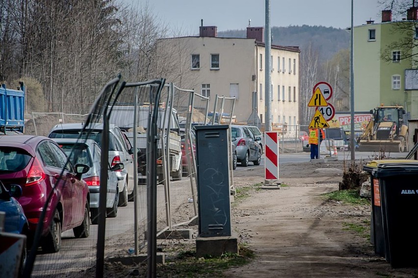 Zapadła się jezdnia przy ulicy Chrobrego w Wałbrzychu. Nawet tydzień może potrwać naprawa zapadliska