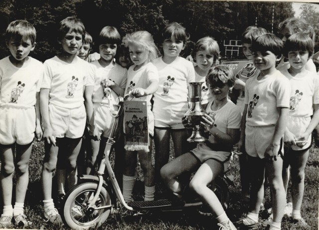Zawody sportowe dla przedszkolaków na stadionie Darzboru z okazji Dnia Dziecka, lata 80
