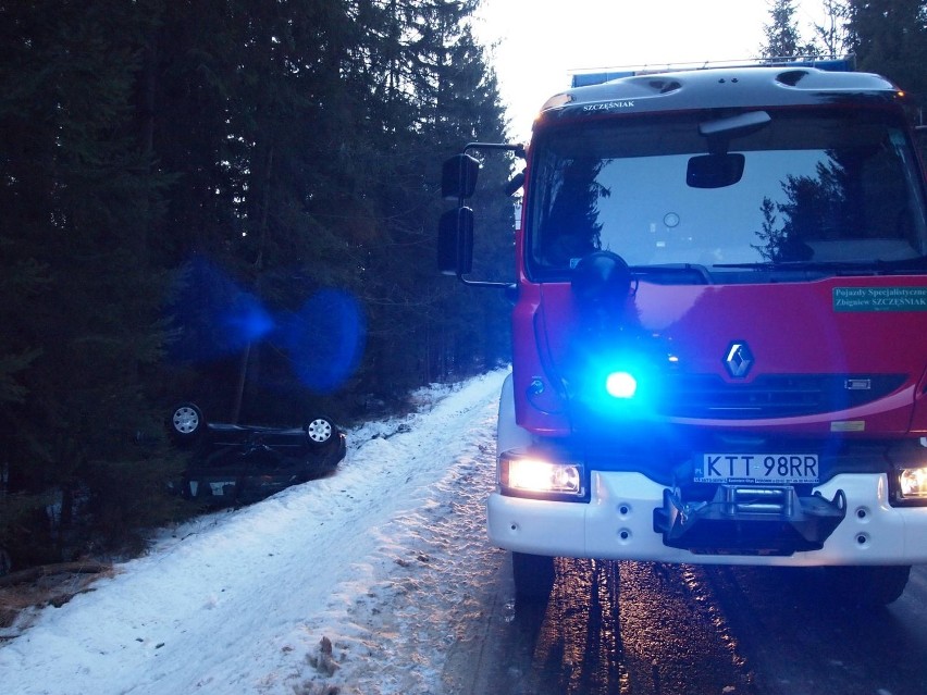 Zakopane: dachowanie na śliskiej drodze