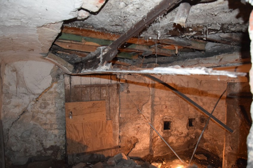 Uszkodzony strop w piwnicy