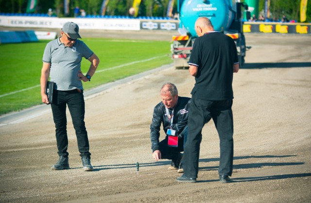 Do oceny nawierzchni toru w Krośnie jury zawodów użyło śrubokręta.