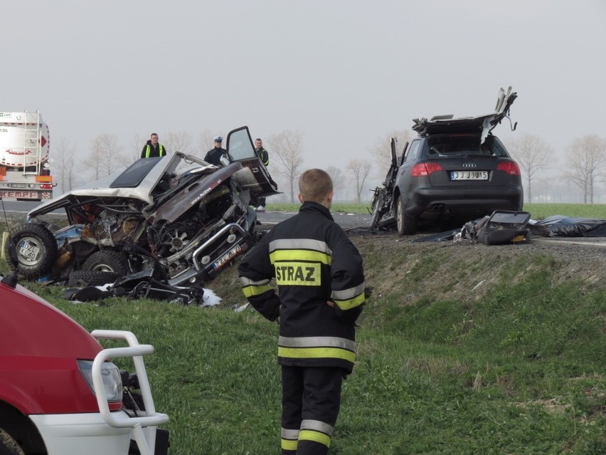 Środa Śląska: Poważny wypadek niedaleko Kostomłotów, 4 osoby nie żyją (ZDJĘCIA)