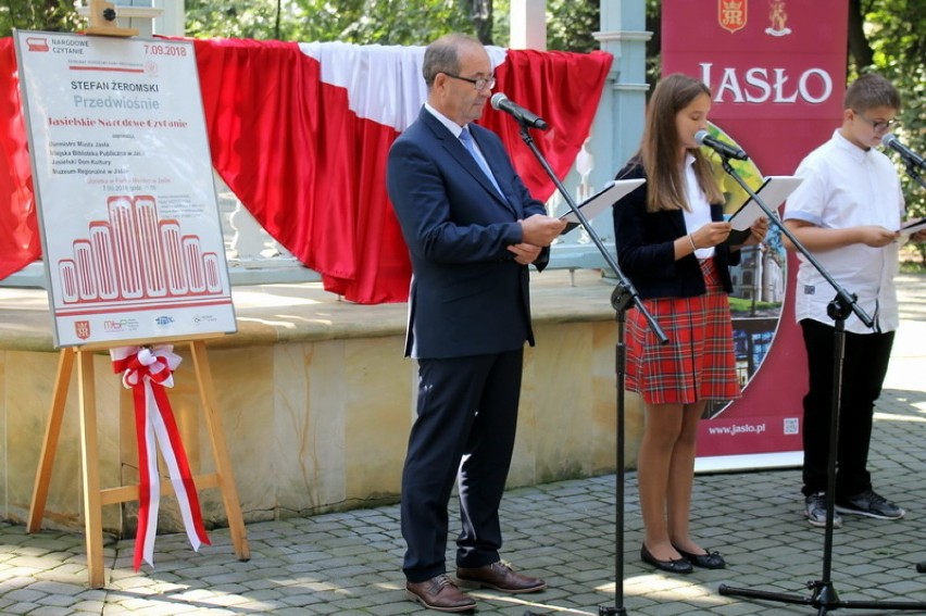 Narodowe Czytanie w Jaśle. Jaślanie czytali "Przedwośnie" w Parku Miejskim [ZDJĘCIA]