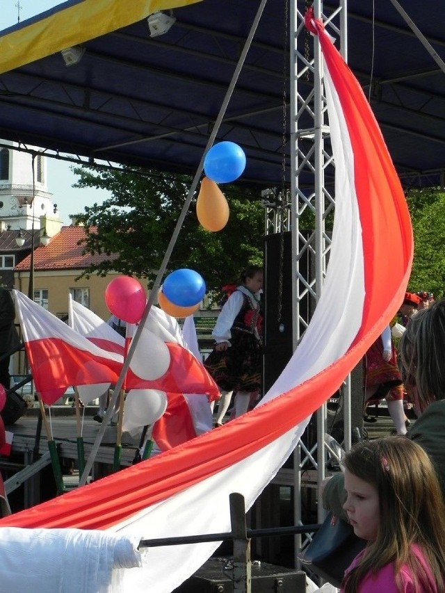 Ostrowiecki Rynek od rana tonął w barwach narodowych. Fot. Krzysztof Krzak