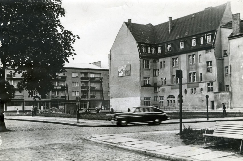 Widok na... Stary Rynek. Dziś całkiem niedaleko auta stałaby...