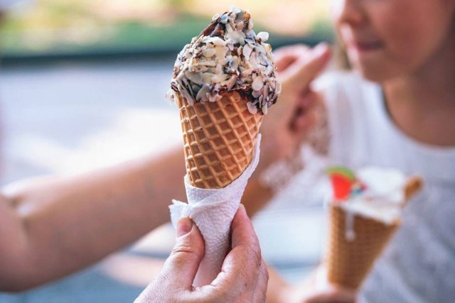 W sezonie letnim pojawia się odwieczny dylemat pt. "gdzie zjeść dobre lody?". Jednym z takich miast, gdzie często pada to pytanie są Katowice. W tym mieście jest ponad kilkadziesiąt lodziarni do wyboru. By pomóc wam w znalezieniu dobrej lodziarni przygotowaliśmy ranking top 10 najlepszych lodziarni.

Zobacz, które lokale serwują najlepsze "mrożonki" >>>

