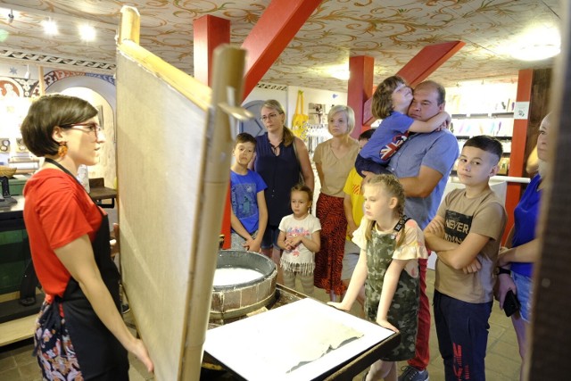 Trwa Toruński Festiwal Słów. W jego ramach w  Muzeum Piśmiennictwa i Drukarstwa w Grębocinie odbyły się warsztaty cyrylicy. Zobaczcie jak było.