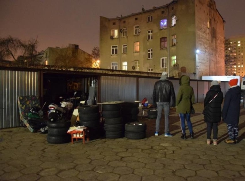 Zwłoki zakleszczone były między tylną ścianą blaszaka a mur...