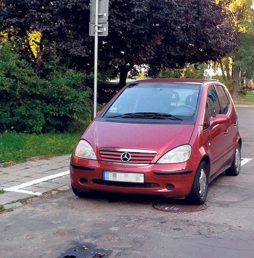 Auto stało, zostało obrysowane, a kiedy odjechało, pojawił...