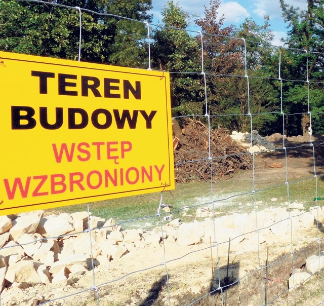 Teren Wzgórza Zamkowego został ogrodzony siatką, trwa przebudowa