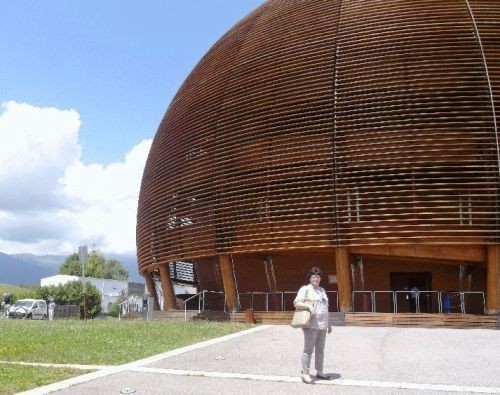 Małgorzata Masłowska przed ośrodkiem CERN w Szwajcarii.