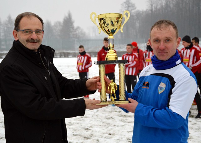 Wiceprezydent Oświęcimia Andrzej Bojarski (z lewej) wręcza derbowe trofeum kapitanowi Unii Oświęcim Jakubowi Jończykowi.