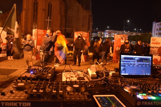 Wtorkowy protest zgromadził na Starym Rynku około 100 osób. To ledwie kilka procent z liczby protestujących sprzed kilku dni.