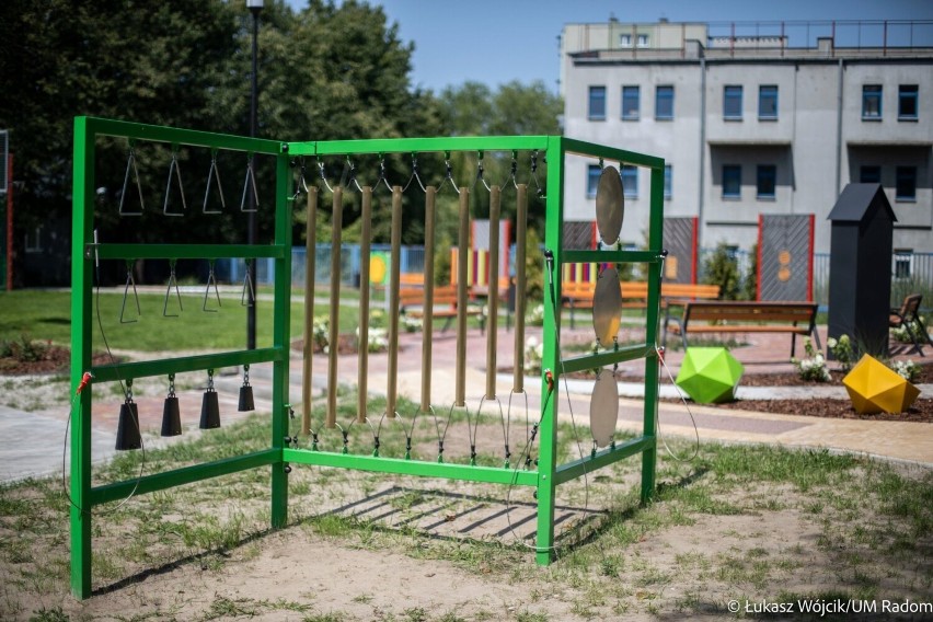 Podopieczni Ośrodka Szkolno-Wychowawczego w Radomiu mają swój ogród sensoryczny i plac zabaw. Zobacz, jaki jest piękny