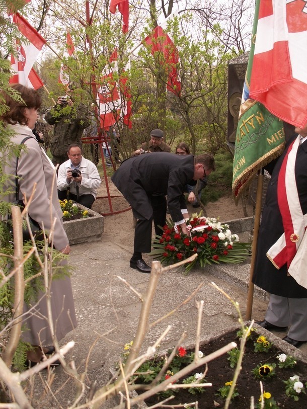 Śremianie oddają hołd ofiarom zbrodni katyńskiej [ZDJĘCIA]