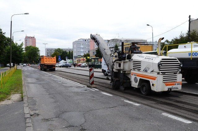 Remont na Dąbrowskiego - Kładą nową nawierzchnię