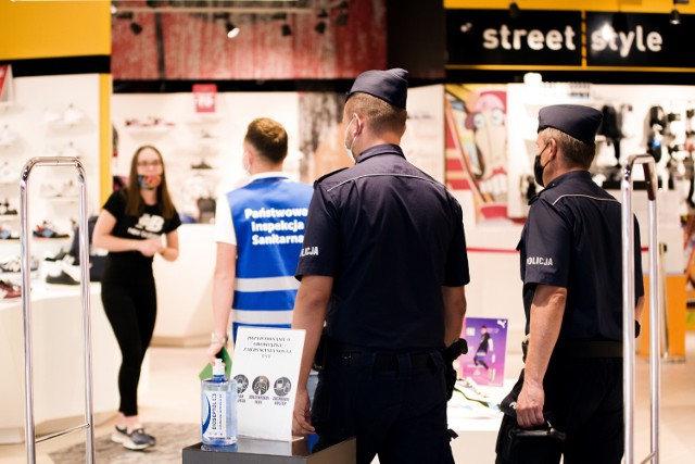 Nasz fotoreporter towarzyszył patrolowi złożonemu z policjantów i pracownika sanepidu w rzeszowskiej galerii. Zobaczcie zdjęcia.