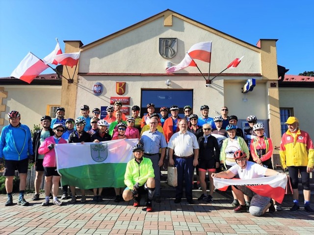 37-osobowa grupa turystów z Kruszwickiej Grupy Rowerowej podczas wyprawy po Roztoczu