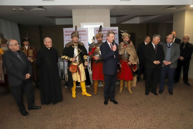 Gości przywitał przewodniczący Kolegium Odbudowy Zamku Królewskiego w Radomiu Jarosław Kowalik.