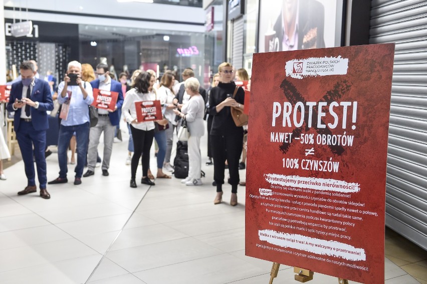 Protest pracowników handlu i usług. Zamknięto sklepy w Galerii Północnej. "Symboliczny sposób zwrócenia uwagi na problem"