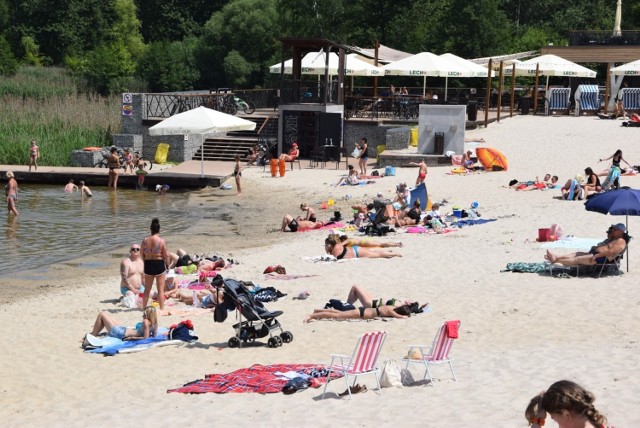 Gorąco nad wodą w Parku Lisiniec. Można się już opalać i kąpać