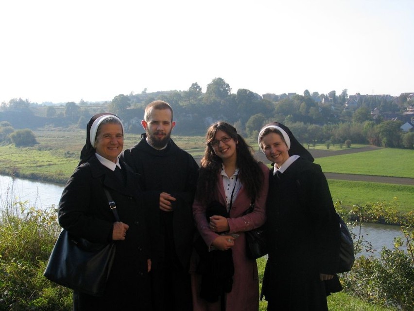 Siostra Ines (pierwsza z prawej) z absolwentami katolickiego...