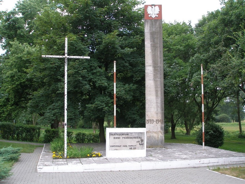 Pomnik oddający hołd partyzantom ziemi przedborskiej.