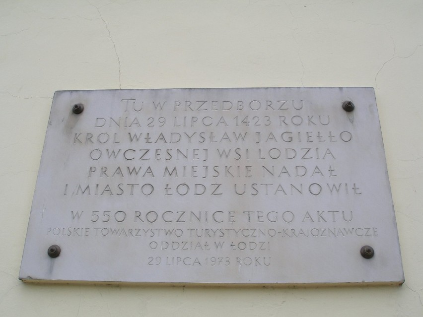 Tablica upamiętniająca nadanie praw miejskich Łodzi.