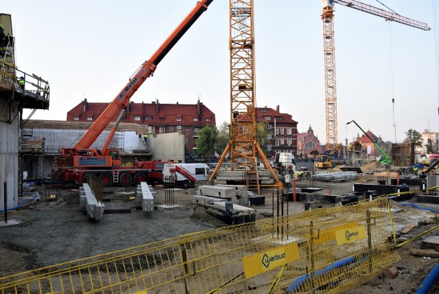 Centrum przesiadkowe Opole Główne. Postępuje budowa, na miejsce przyjechały słupy, na których opierać będzie się cała konstrukcja
