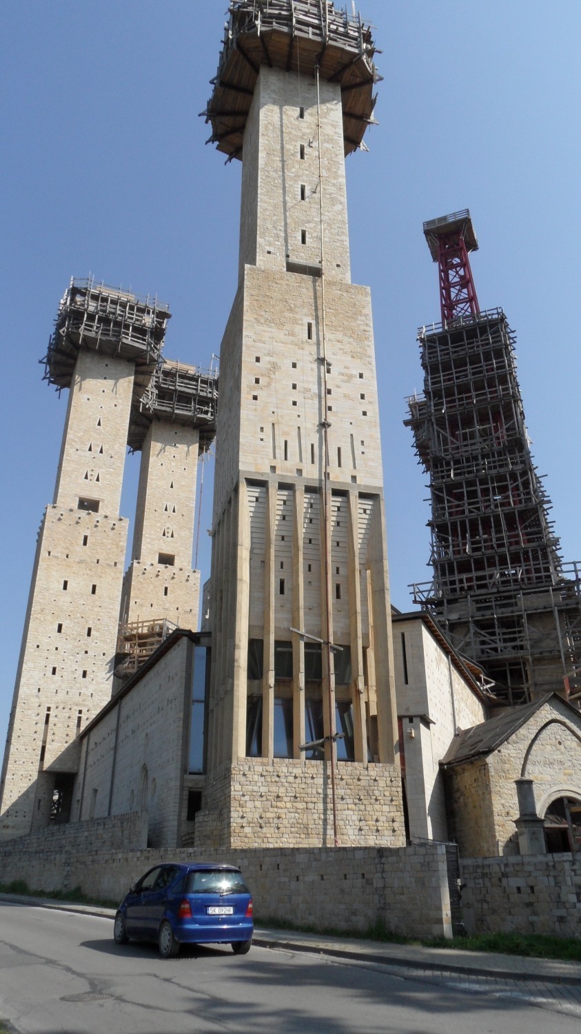 Kościół świętych Franciszka i Klary w Tychach w budowie