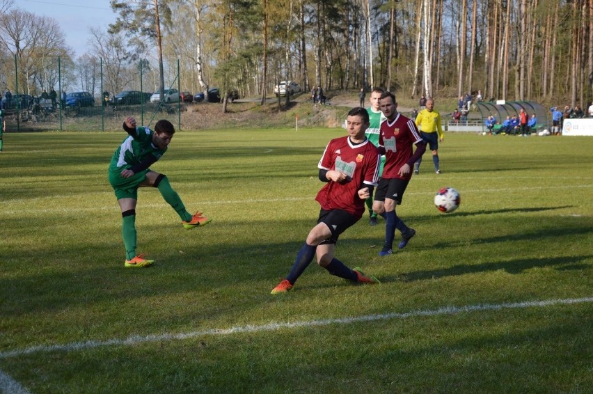Piłkarze z Płot dzielnie walczyli z drużyną z Przylepu.