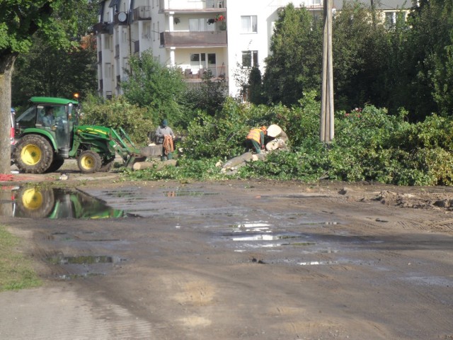 Trwa pierwszy etap przebudowy ul. Polnej w Ustce. Prace remontowe postępują, a mieszkańcy muszą liczyć się z utrudnieniami w ruchu drogowym.