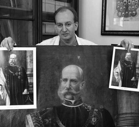 Mariusz Makowski z oryginalnym obrazem i plakatami przedstawiającymi cesarza Franciszka Józefa I.  /  WOJCIECH TRZCIONKA