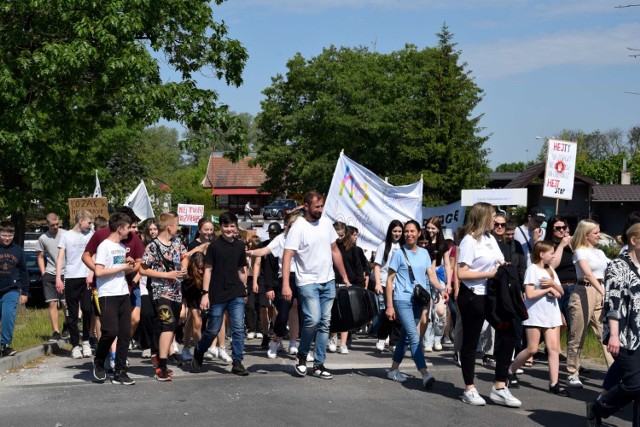 Kilkaset osób wzięło udział w środowym marszu profilaktycznym ulicami Międzychodu pod hasłem "Otwieramy oczy na hejt" (7.06.2023).