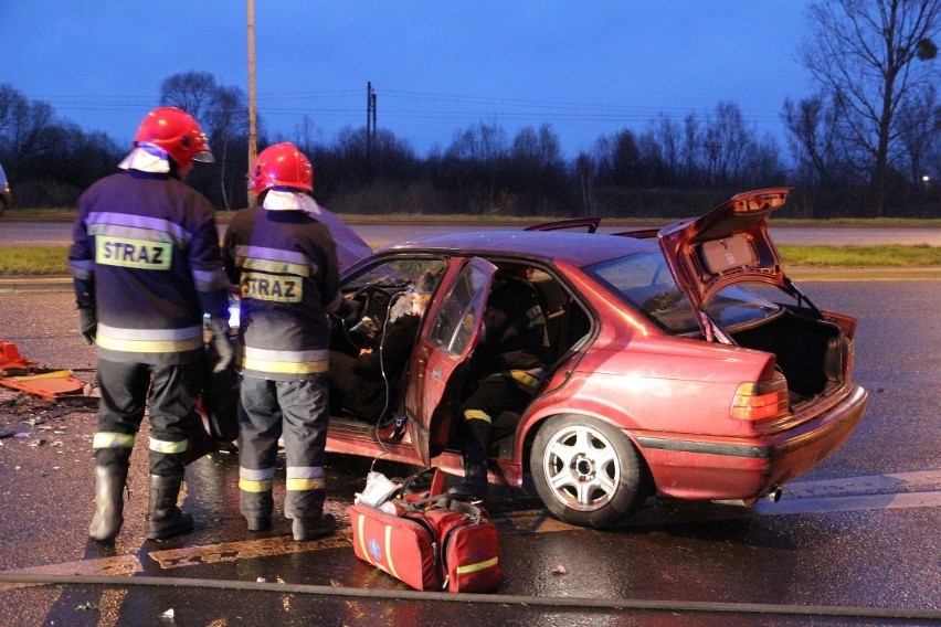 Wrocław: Czołowe zderzenie na alei Sobieskiego (ZDJĘCIA)